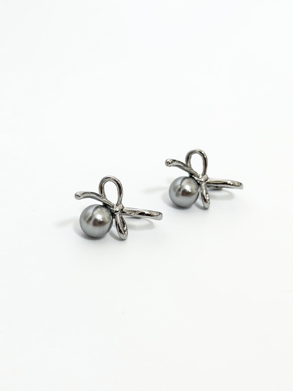 Bow Pearl Earrings