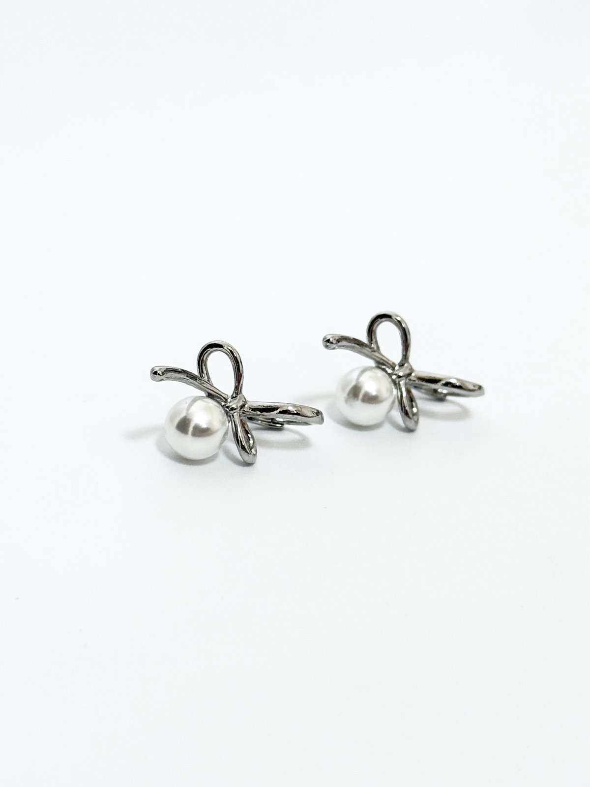 Bow Pearl Earrings