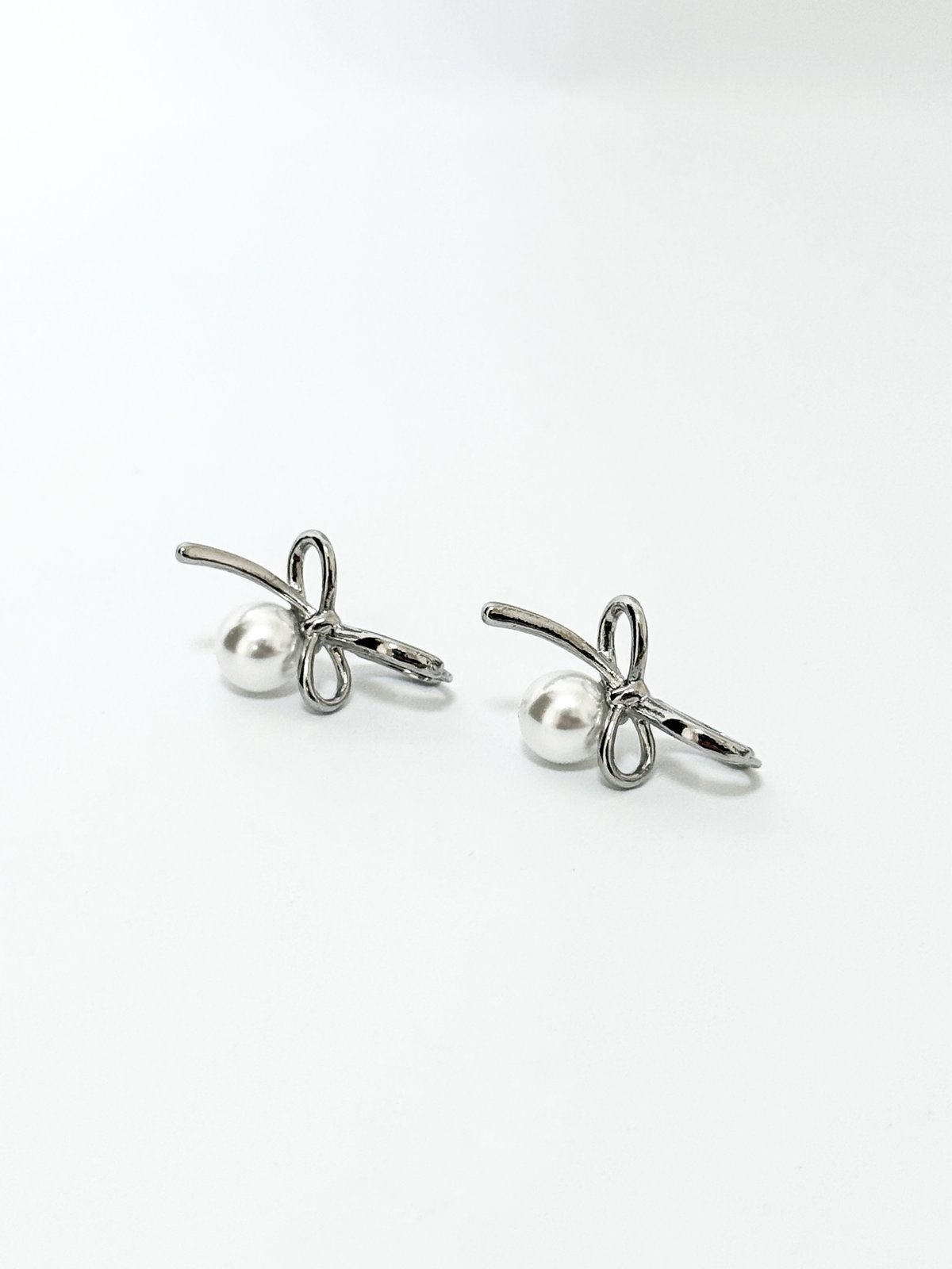 Bow Pearl Earrings
